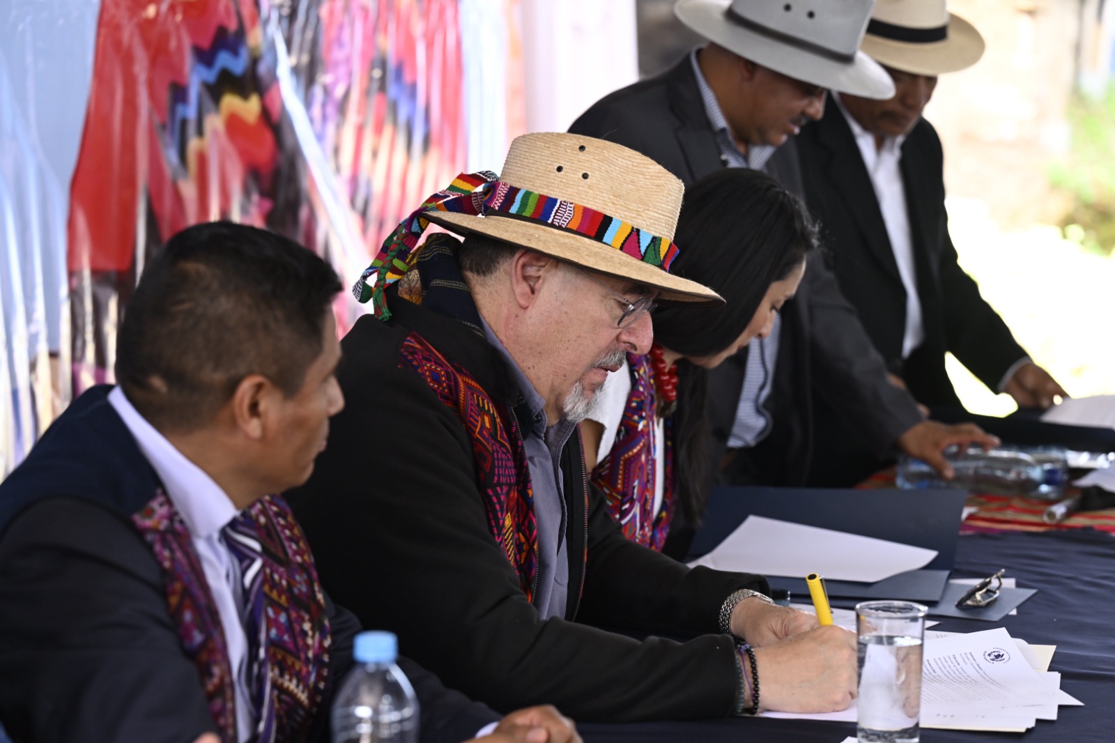 Presidente firma plan de desarrollo con líderes indígenas de Chichicastenango