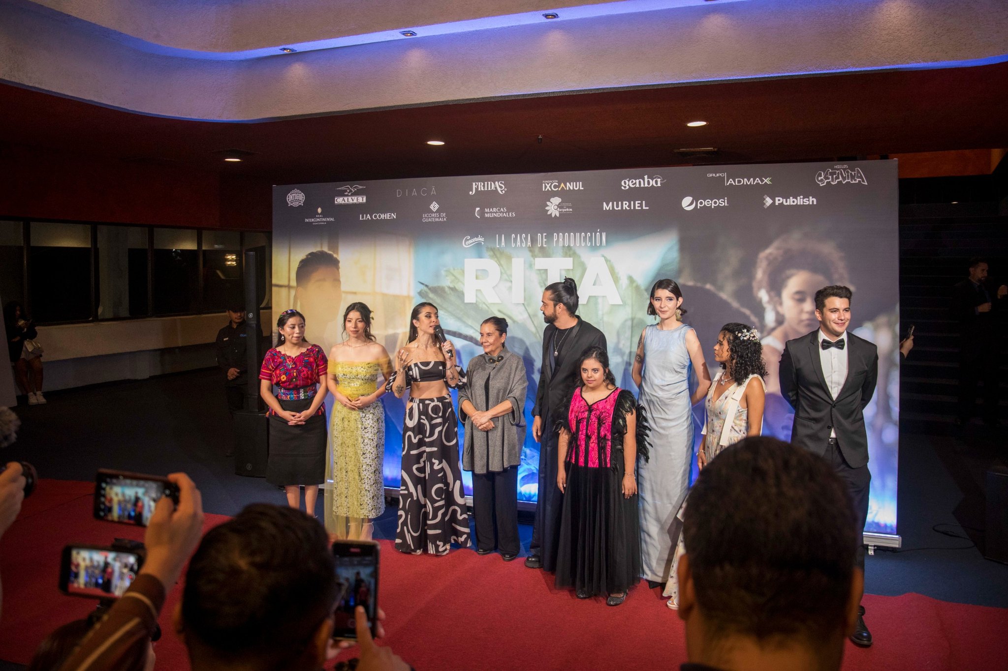Parte del elenco de "Rita", el filme del guatemalteco Jayro Bustamante estrenado el 7 de agosto. / Foto: MCD.