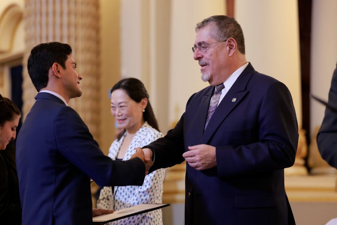 El presidente Bernardo Arévalo brindó un emotivo discurso a los guatemaltecos que viajarán a la República de China (Taiwán).