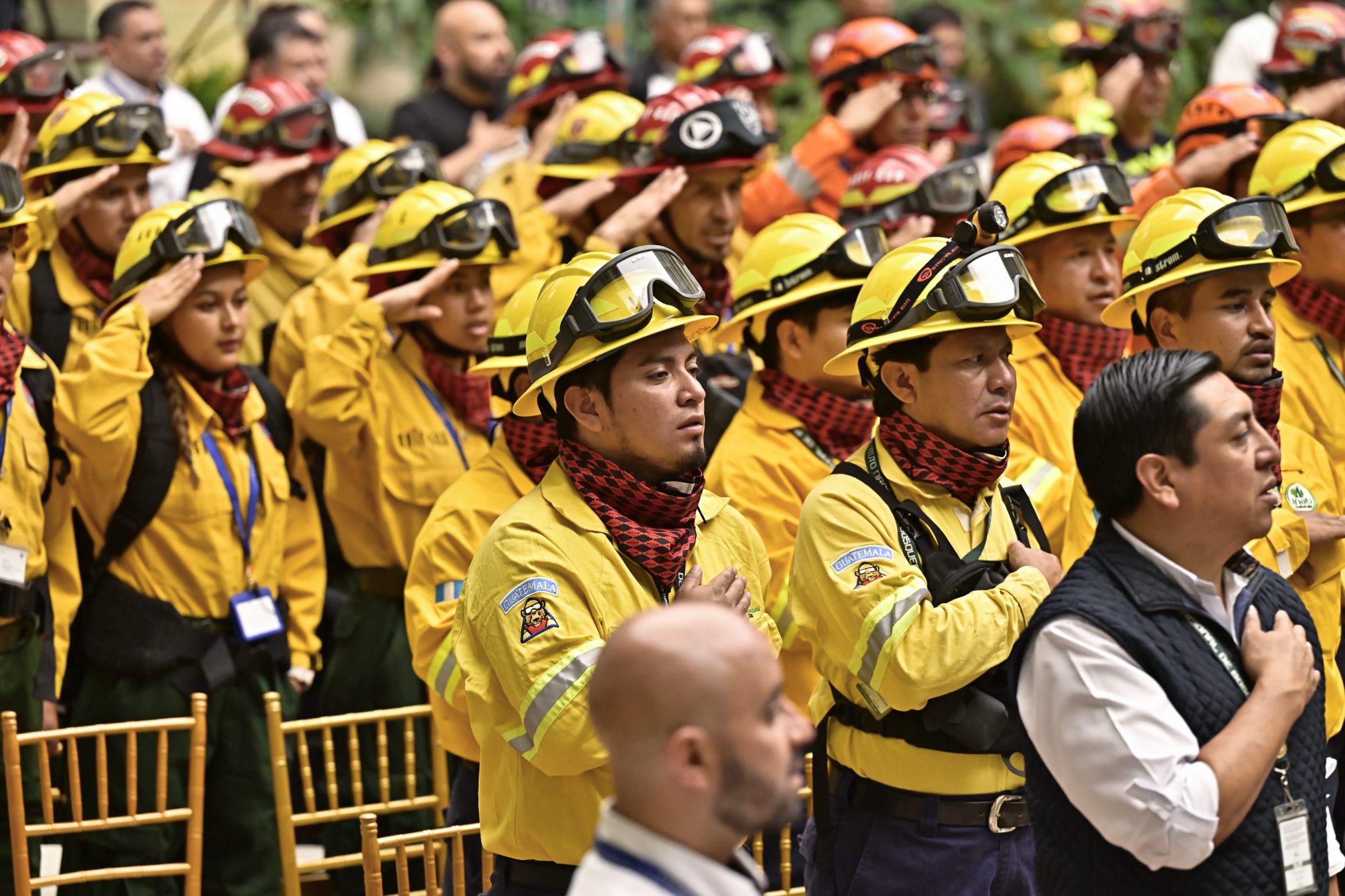 Presidente Arévalo reconoce loable labor de brigadistas contra incendios. / Foto: Álvaro Interiano.