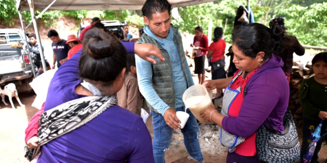 Mexicanos refugiados en Guatemala reciben atención de entidades de gobierno y pobladores de Cuilco, Huehuetenango.