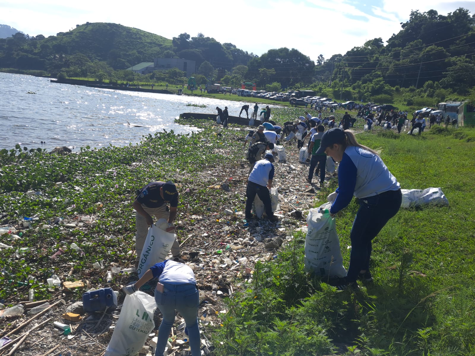 Realizan jornada de limpieza en el Lago de Amatitlán