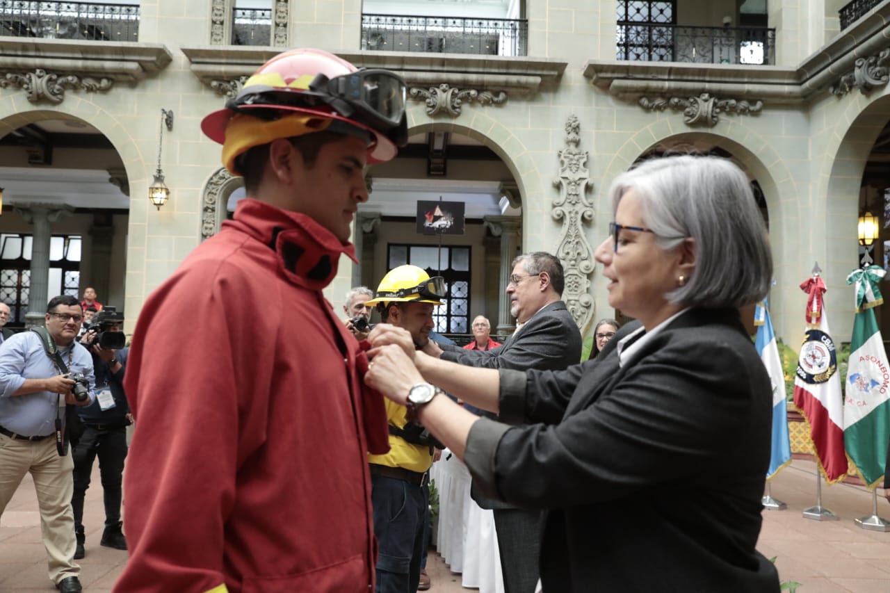 Brigadistas contraincendios forestales realizan cambio de la rosa de la paz