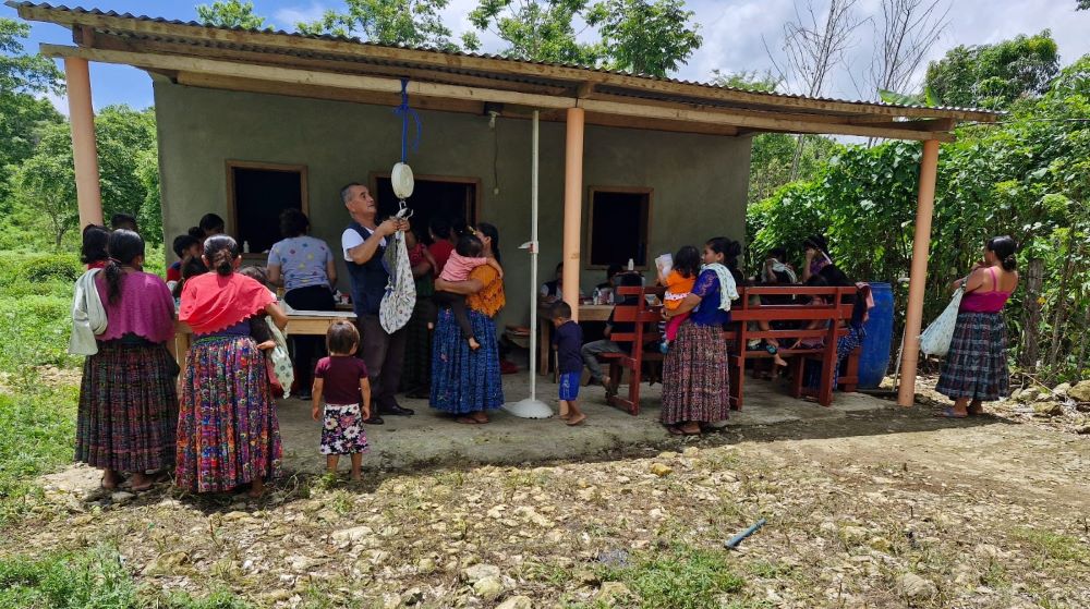 Salubristas de Poptún brindan atención nutricional a 700 menores de una comunidad rural para prevenir la desnutrición infantil.
