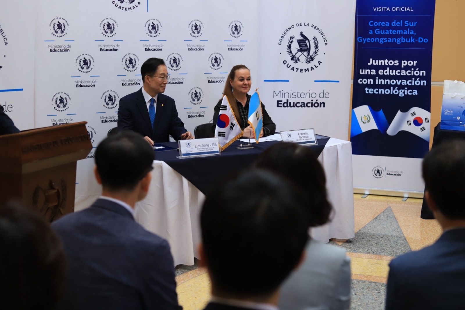 Anabella Giracca, ministra de Educación, y el gobernador de la Oficina de Educación de Gyeongsang del Norte de Corea, Lim Jong-Sik, suscribieron el convenio de cooperación en materia educativa. / Foto: Mineduc.