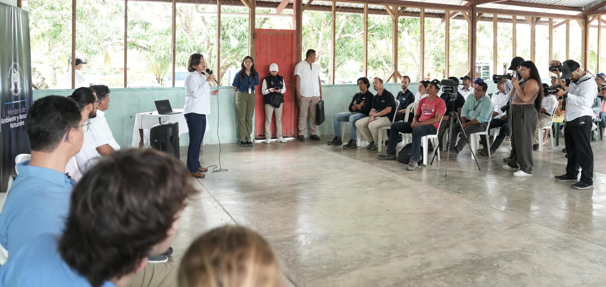 La vicepresidenta Karin Herrera junto con la ministra de Ambiente y Recursos Naturales, Patricia Orantes y autoridades locales verificaron el trabajo de colocación de bio bardas, que se realiza en el río Motagua. /