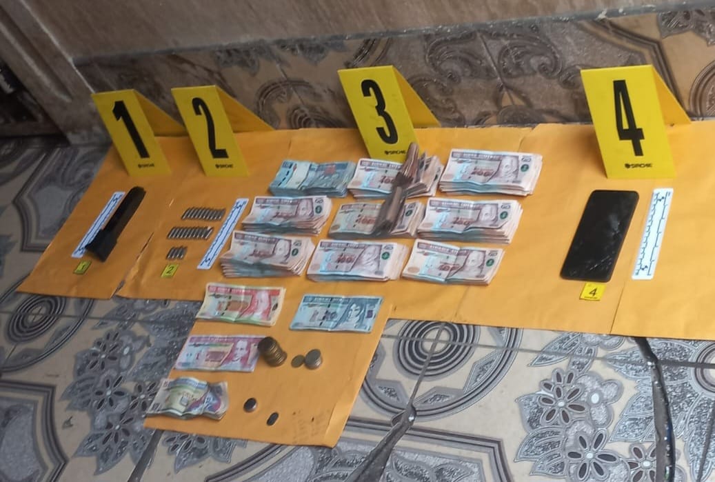 Armas y dinero incautados durante uno de los allanamientos, en Patzicía. / Foto: PNC.