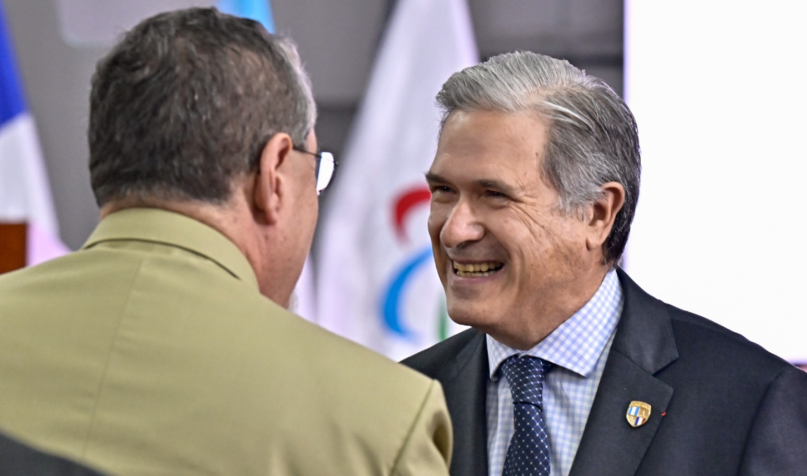 El embajador Clavier saluda al presidente Bernardo Arévalo. /Foto: Álvaro Interiano.