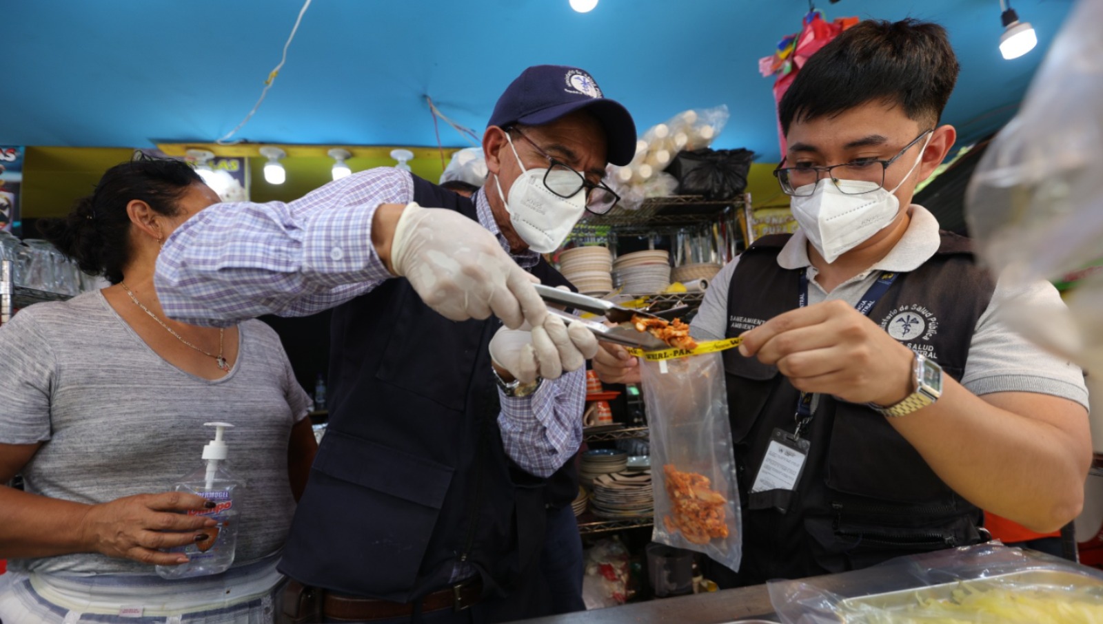 Salud inspecciona puestos de comida en la Feria de Jocotenango ante denuncia de visitantes