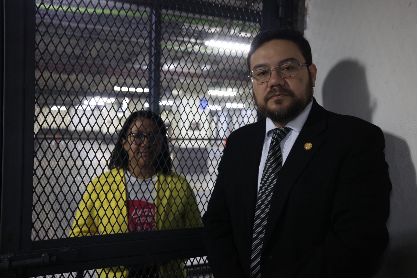 El director de la Copadeh, Oswaldo Samayoa, visita a la directora del Instituto de la Víctima, Ligia Hernández, luego de pasar la primera noche en Torre de Tribunales. /Foto: Danilo Ramírez.