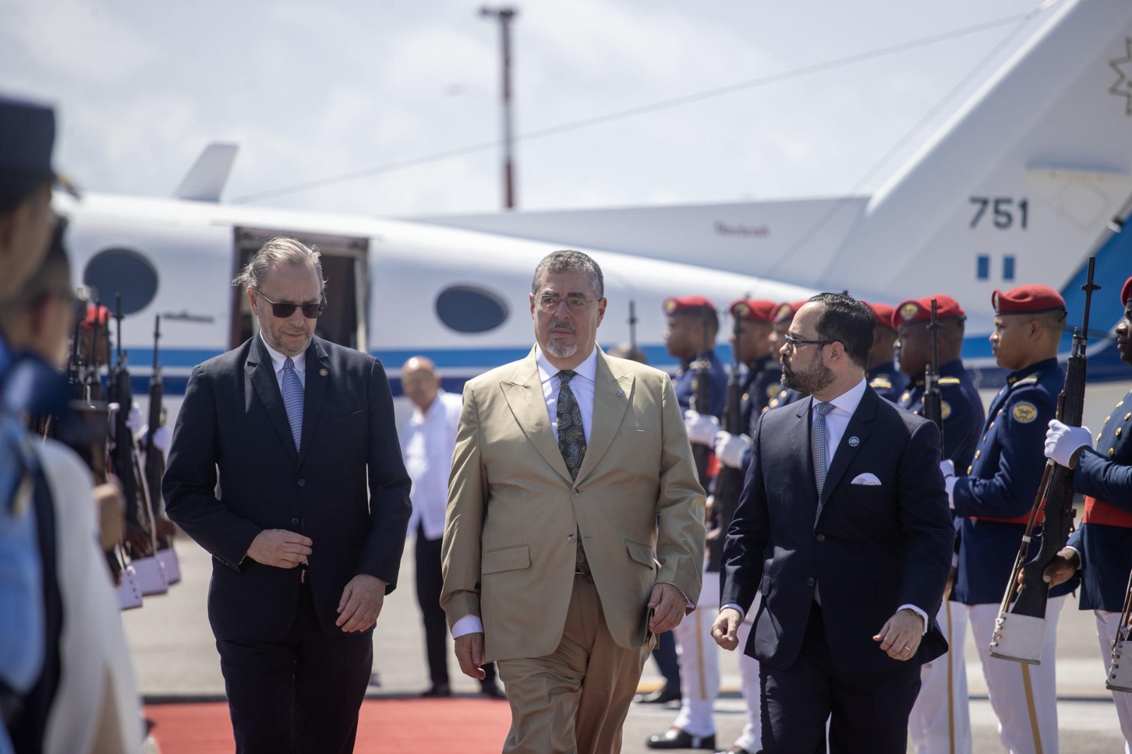 Arévalo arriba a Santo Domingo en su segundo día de trabajo en República Dominicana