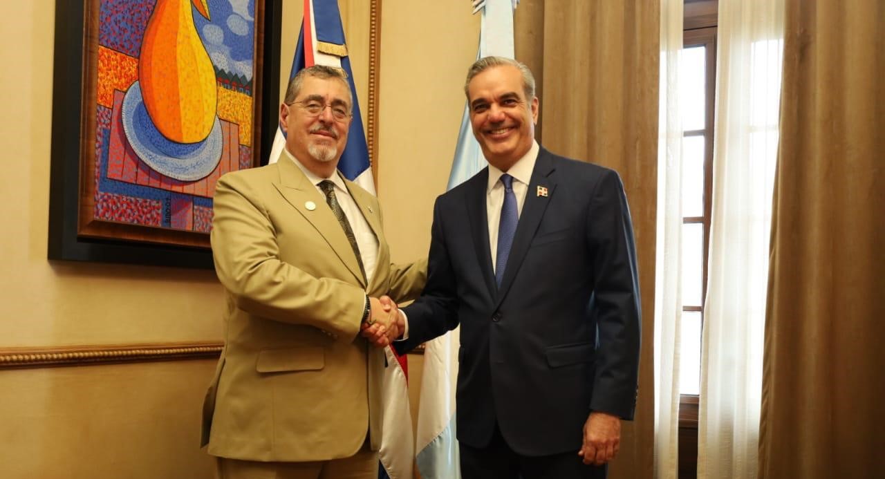Bernardo Arévalo y Luis Abinader se reúnen en el Palacio Nacional de República Dominicana