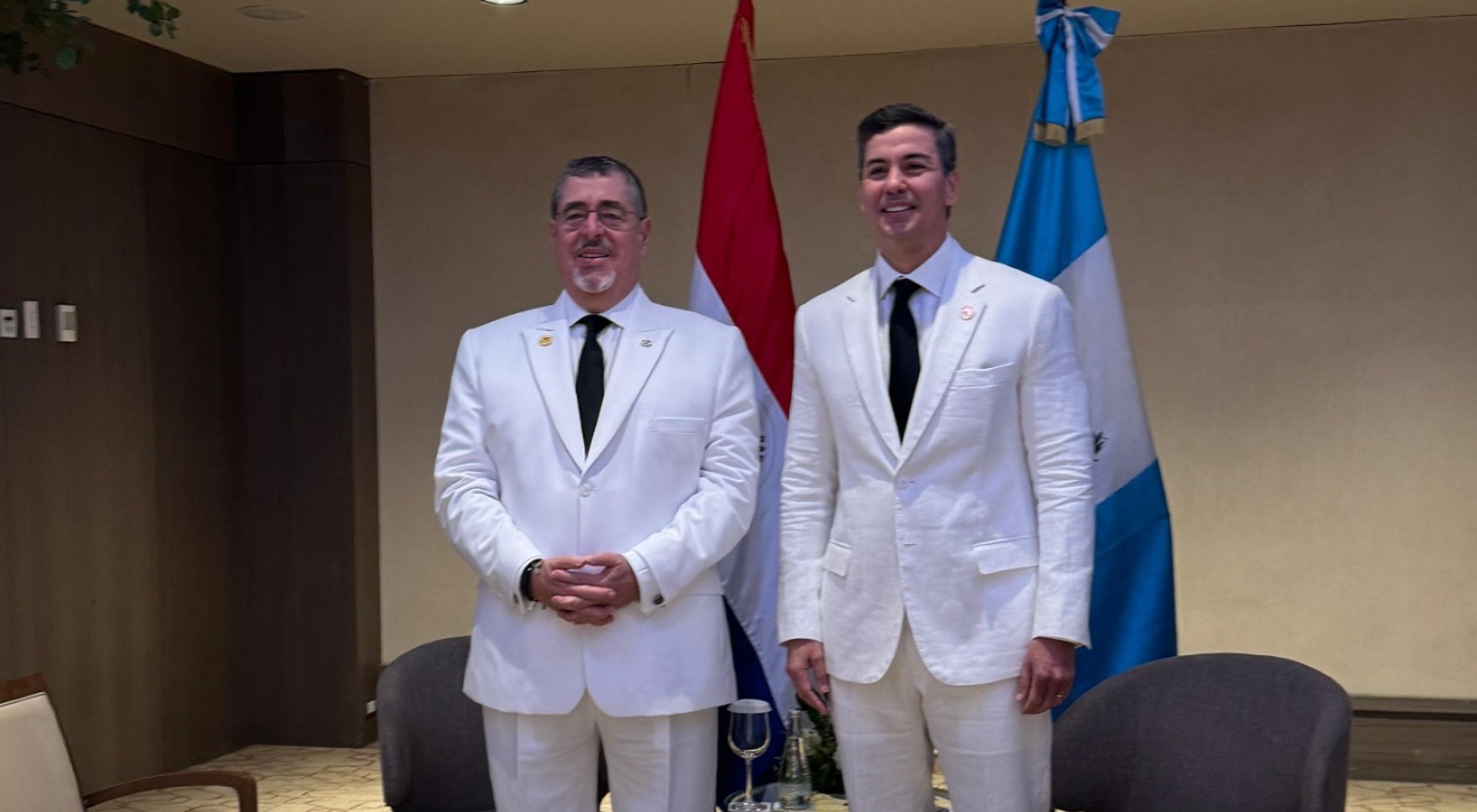 Bernardo Arévalo (izquierda) junto a Santiago Peña, mandatario de Paraguay. /Foto: Lourdes Hercules.