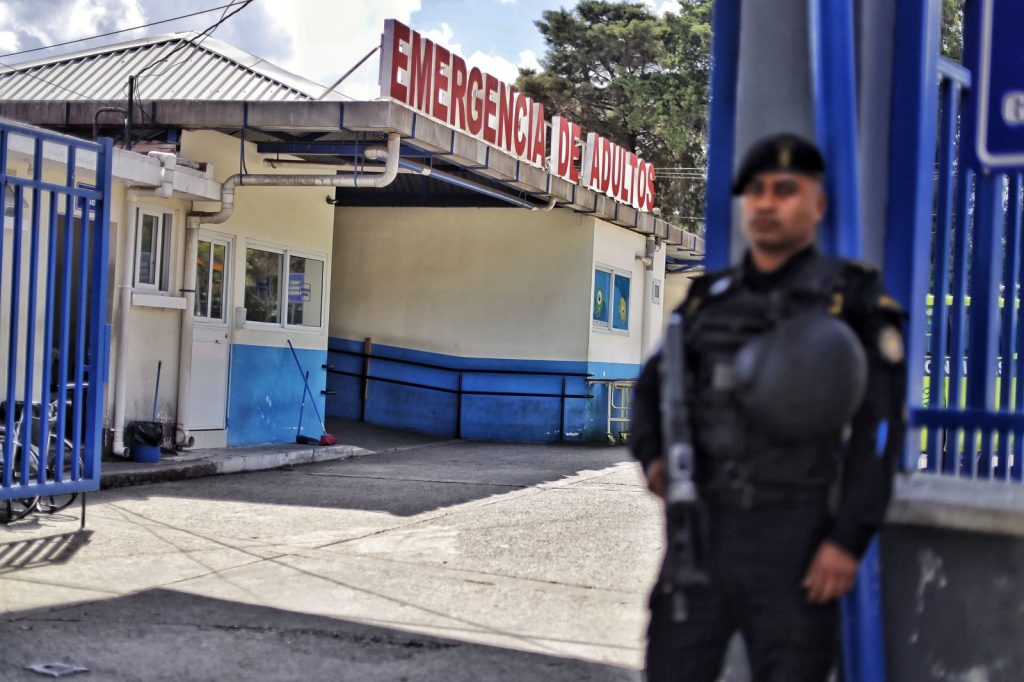 Fuerzas de seguridad resguardan el Hospital Roosevelt. /Foto: Mingob.
