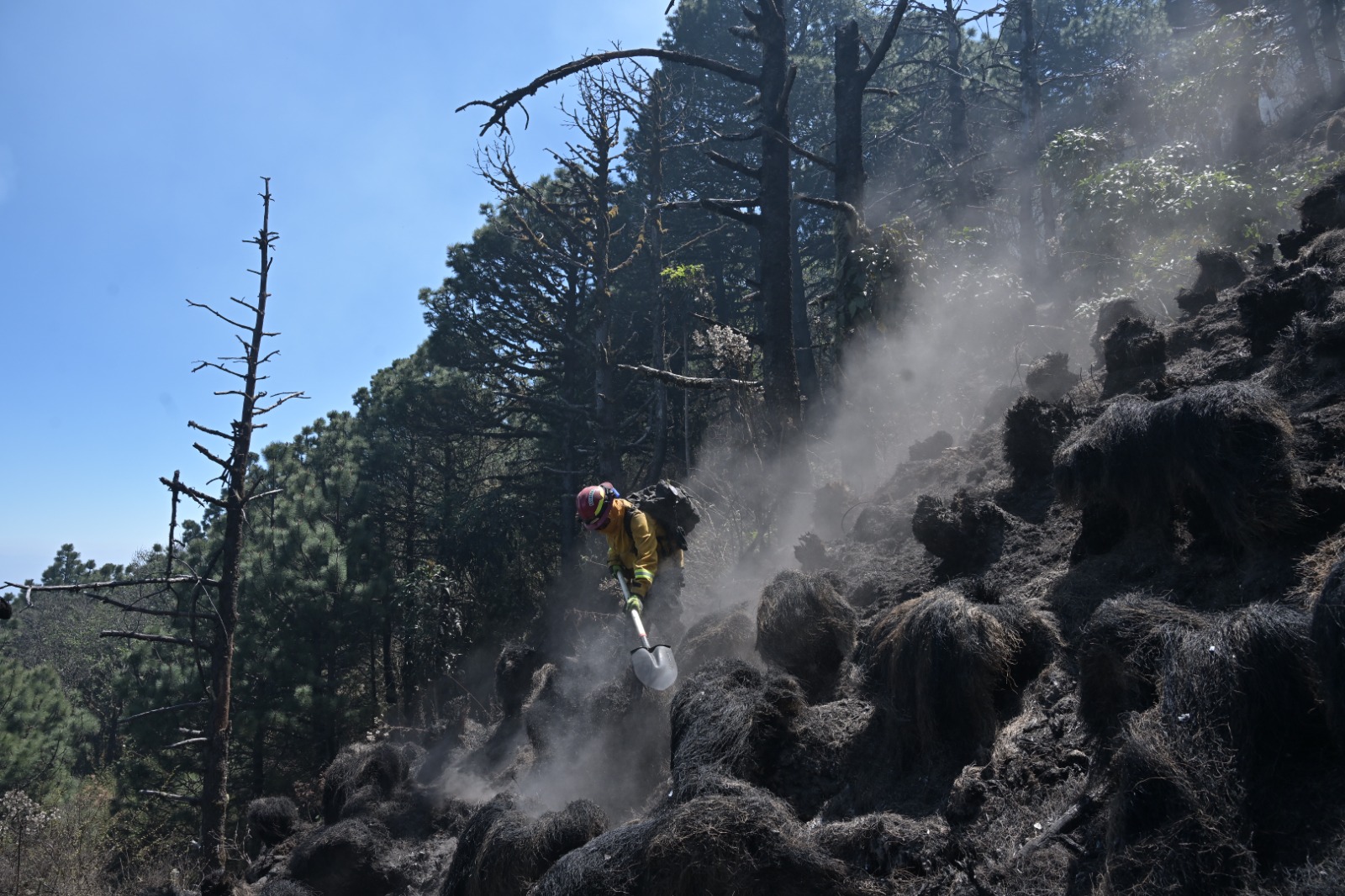 Brigadista combate incendio en el volcán de Agua. /Foto: Álvao Interiano.