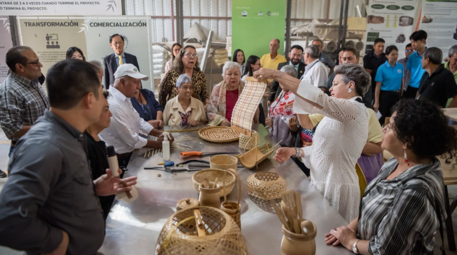 La doctora Lucrecia Peinado junto a adultos mayores en el Centro de Transformación e Investigación del Bambú. /Foto: @LucreciaPeinado.