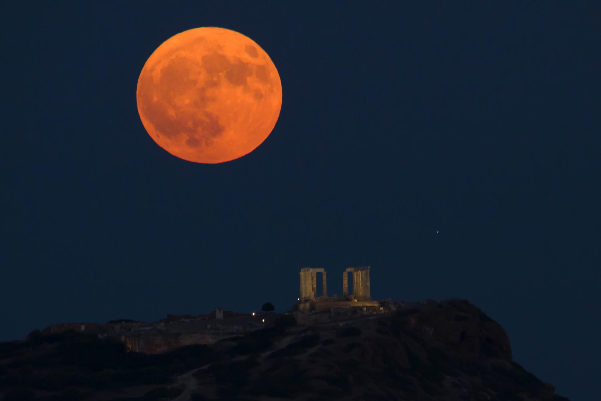 Superluna azul deleita la noche del mundo