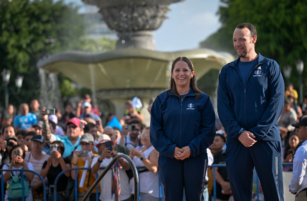 Adriana Ruano junto a Jean Pierre Brol en la izada de la bandera. / Foto: Álvaro Interiano.