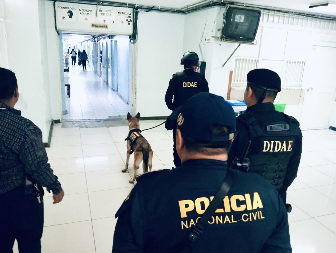 La PNC realizó una exhaustiva revisión en el hospital Roosevelt.