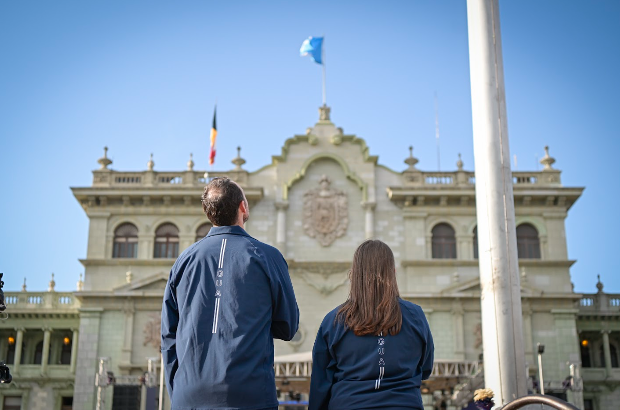 Adriana Ruano y Jean Pierre Brol obtienen puesto de honor en izada de la bandera en la Plaza de la Constitución