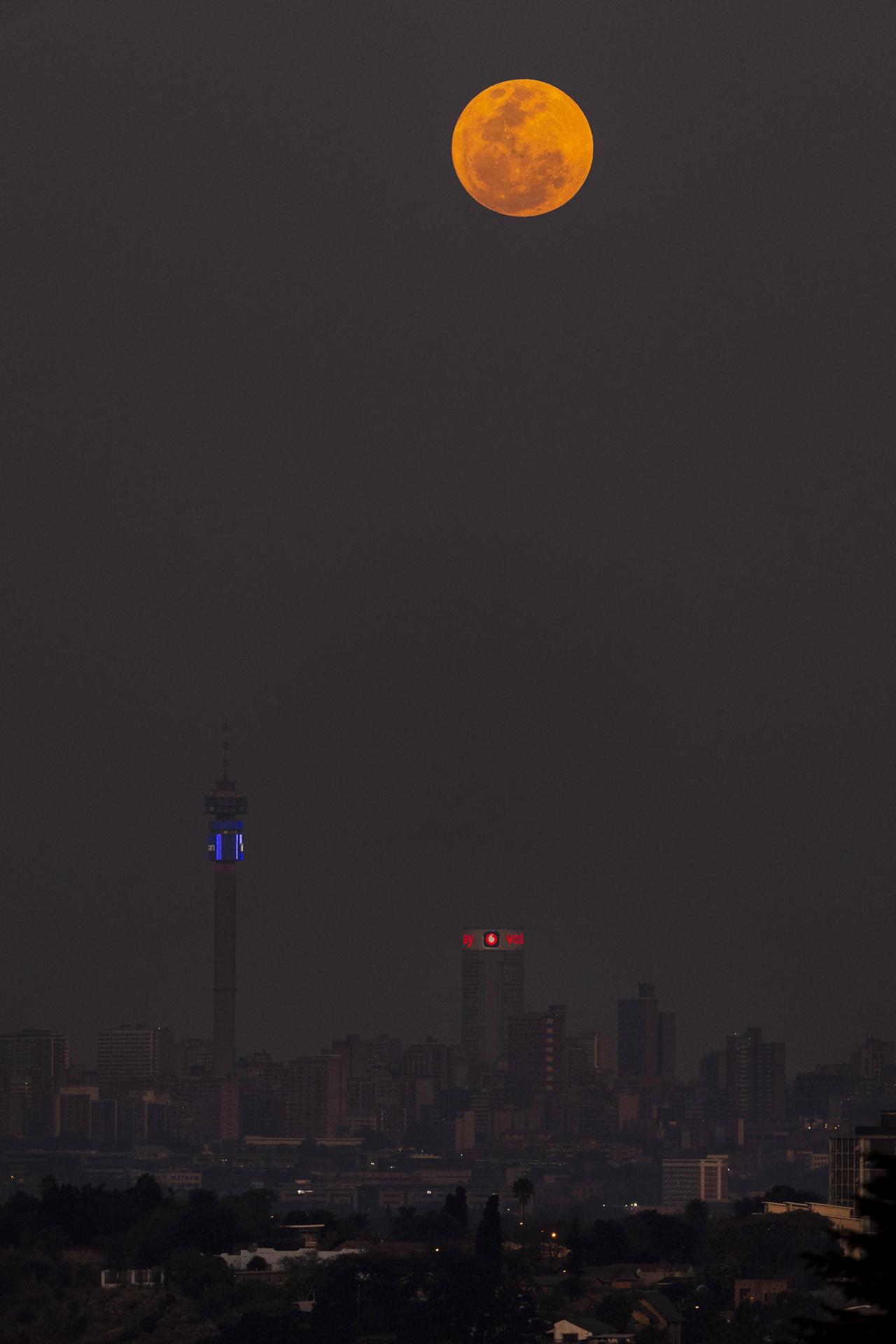 Vista de la Superluna Azul sobre la urbe de Johannesburgo, Sudáfrica. / Foto: EFE.