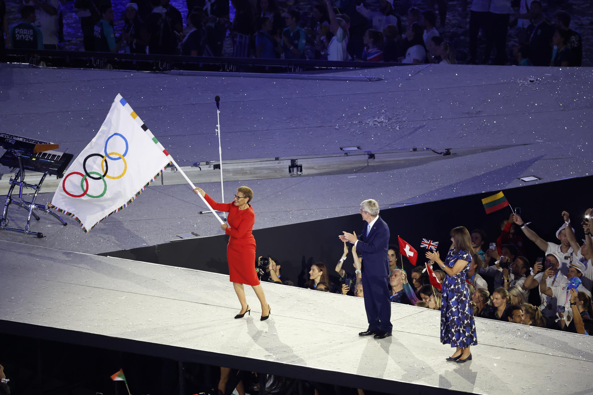 Los Ángeles 2028 recibe de París la bandera olímpica