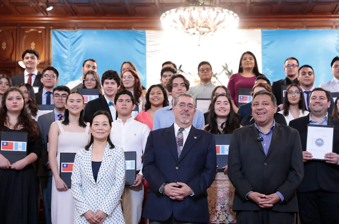 Entregan becas a 39 estudiantes que viajarán a la República de China (Taiwán)