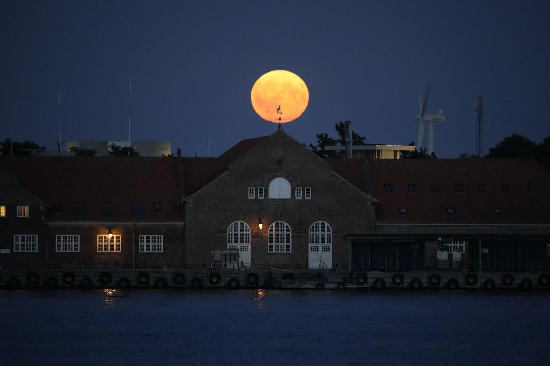 Superluna Azul en Copenhague, Dinamarca. / Foto: EFE.