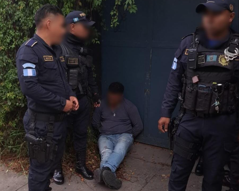 Presunto sicario capturado en zona 10. / Foto: PNC.