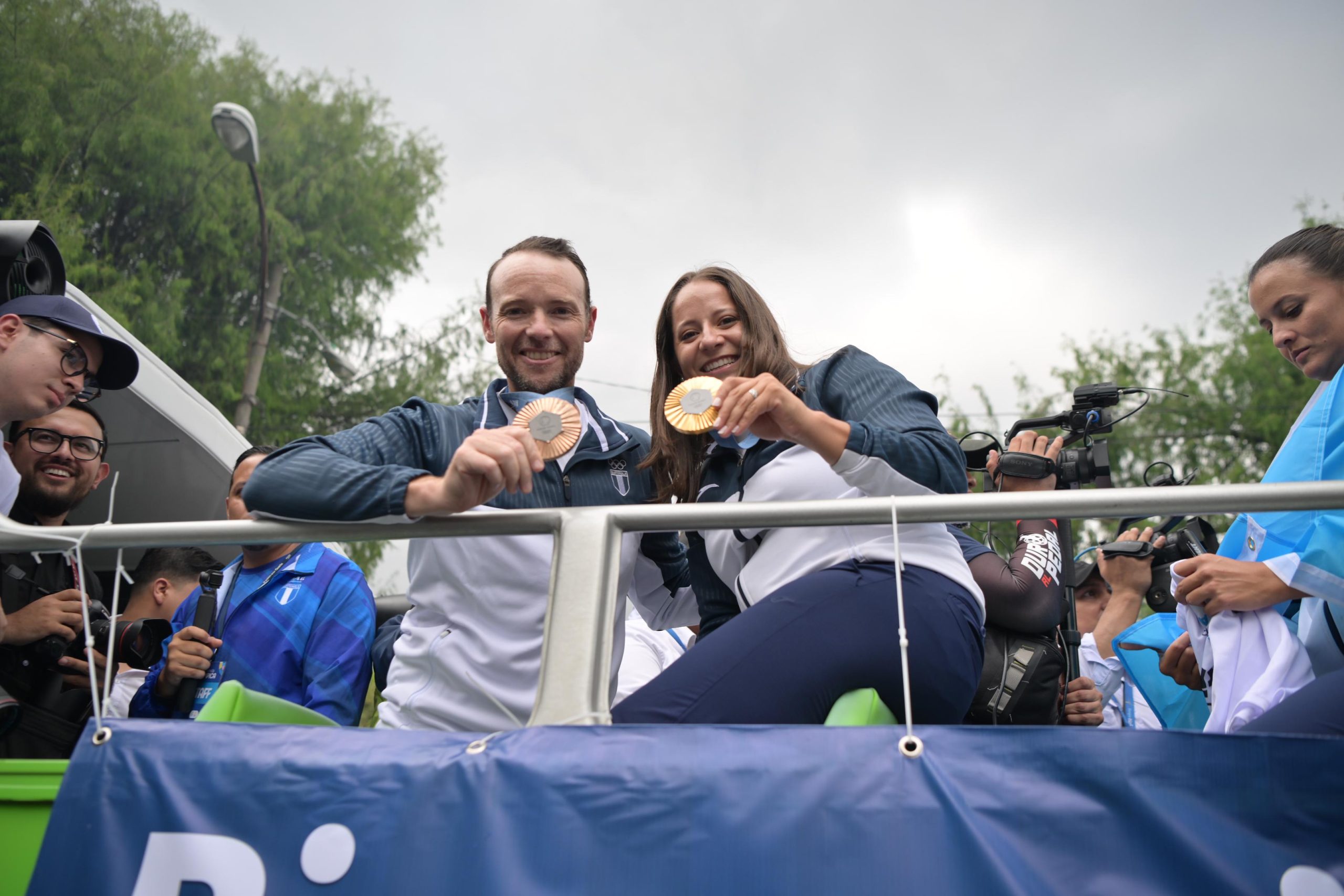 Así va la caravana olímpica: Adriana Ruano muestra su medalla de oro junto a los demás atletas guatemaltecos