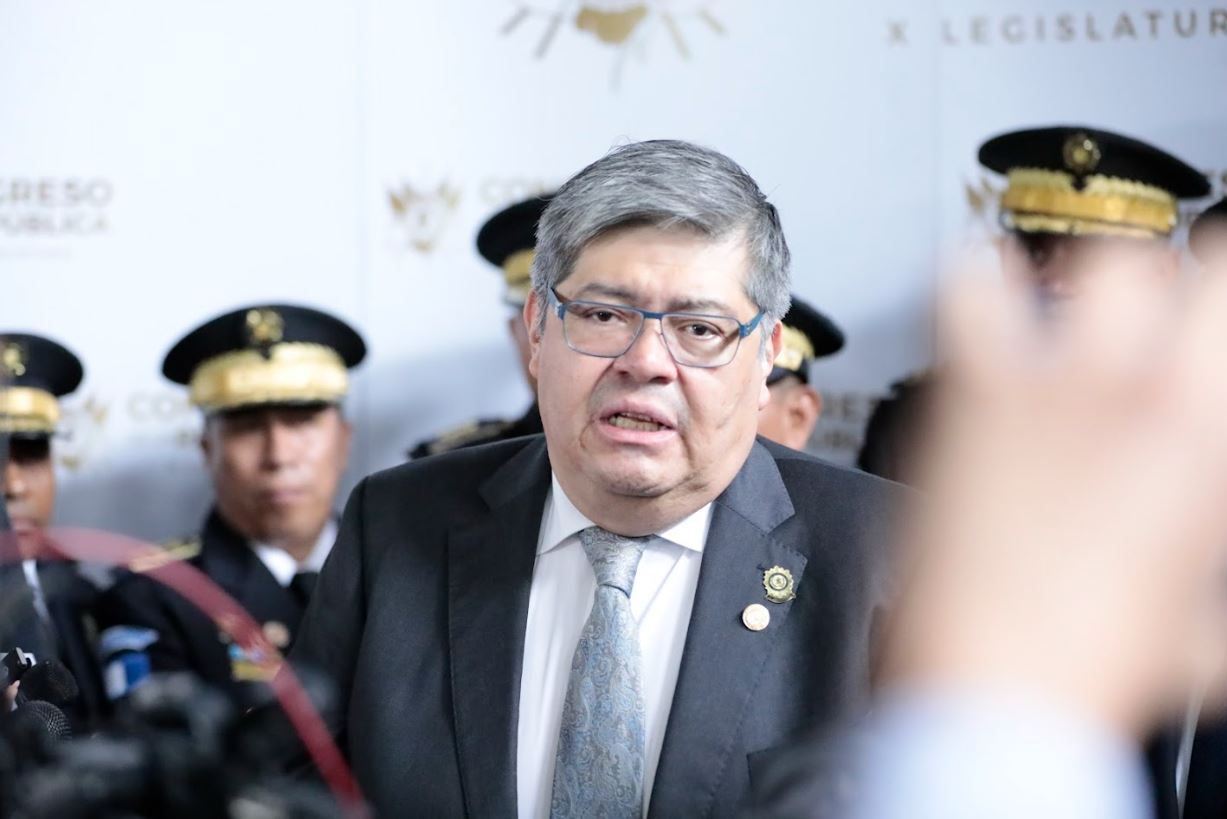 Pese a pasar más de 10 horas en el Congreso, ministro de Gobernación deberá volver para continuar interpelación