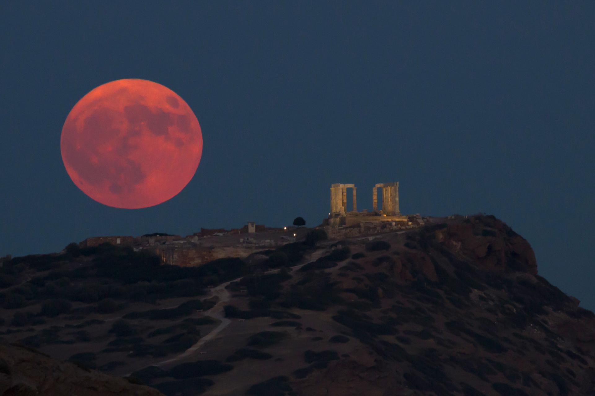 La Superluna se eleva junto al Templo de Poseidón cerca de Atenas, Grecia. / Foto: EFE.