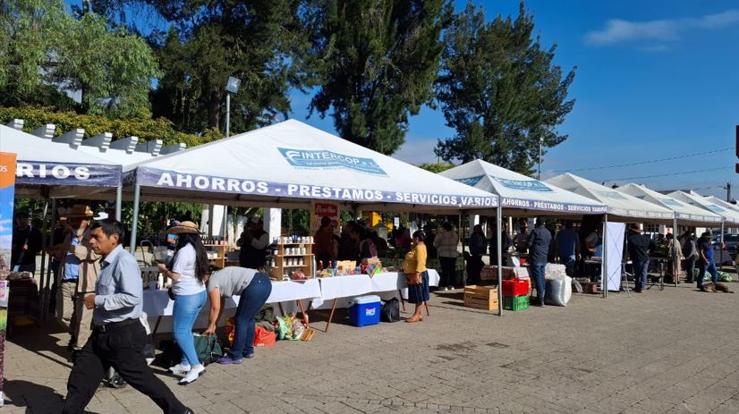 Chimaltecos acuden a la Feria del Agricultor en la Plaza Cívica