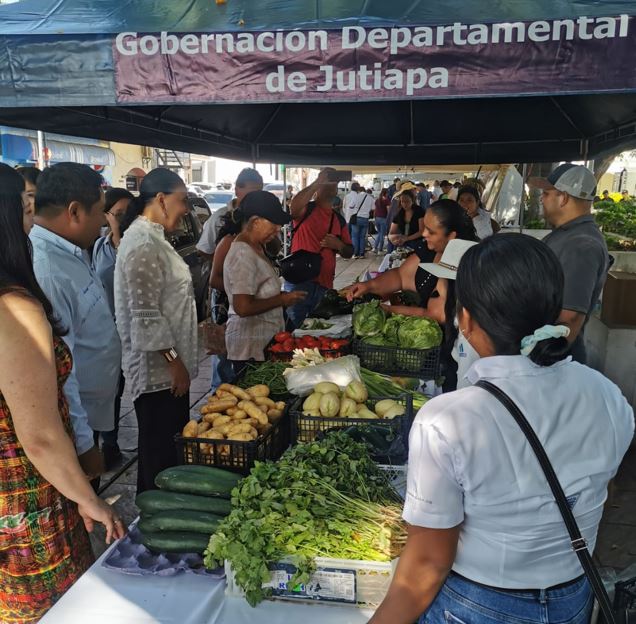 Población jutiapaneca beneficiada durante Feria del Agricultor