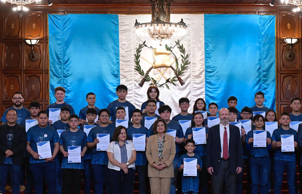 La nueva generación de genios tecnológicos: Selección Nacional de Robótica lista para competir