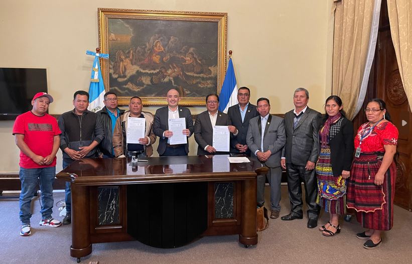 Firma de convenios resalta el compromiso para llevar desarrollo a Quetzaltenango