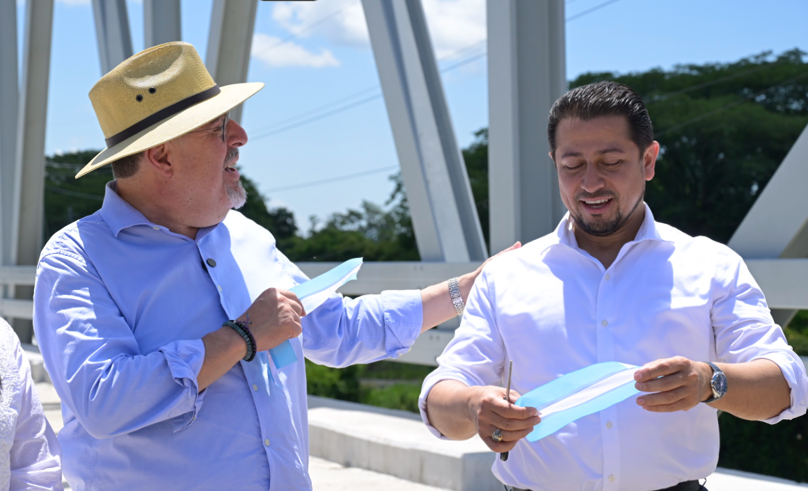 Presidente Bernardo Arévalo junto al presidente del Congreso, Nery Ramos, en la inauguración del puente El Tule. / Foto: Álvaro Interiano.