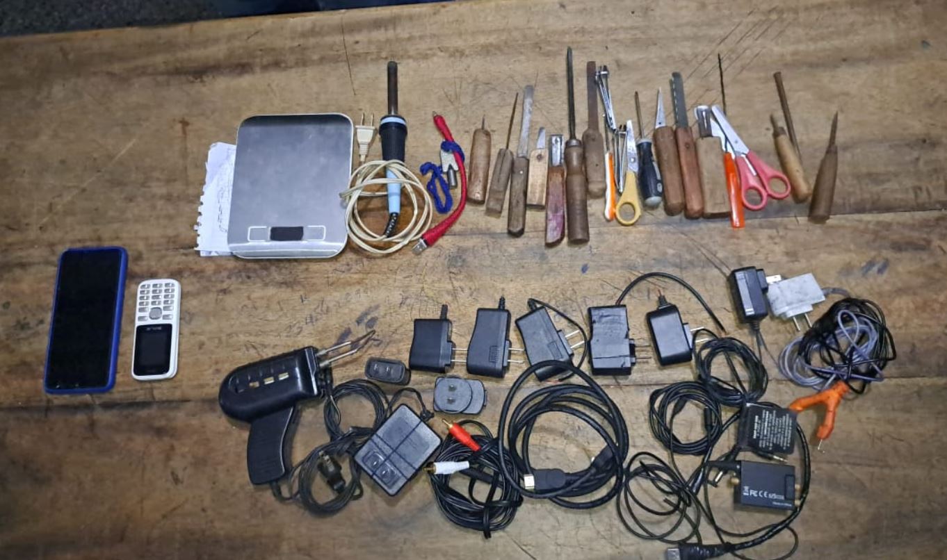 Incautan celulares y armas blancas en cárcel de Mazatenango