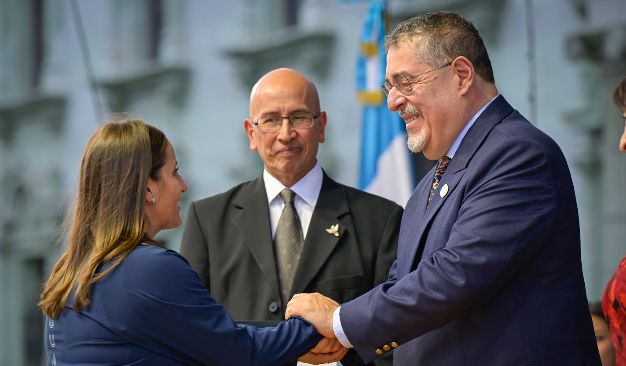 El presidente Arévalo saluda a Adriana Ruano. /Foto: Álvaro Interiano.