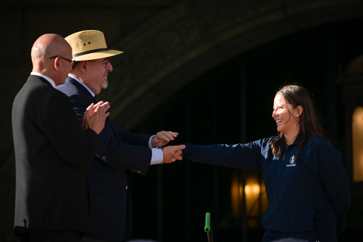 Presidente Arévalo felicitando a Adriana Ruano. / Foto: Byron de la Cruz.