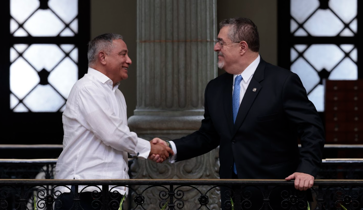 Presidente de Guatemala, Bernardo Arévalo (derecha) y primer ministro de Belice, Jhonny Briceño. / Foto: Noé Pérez.