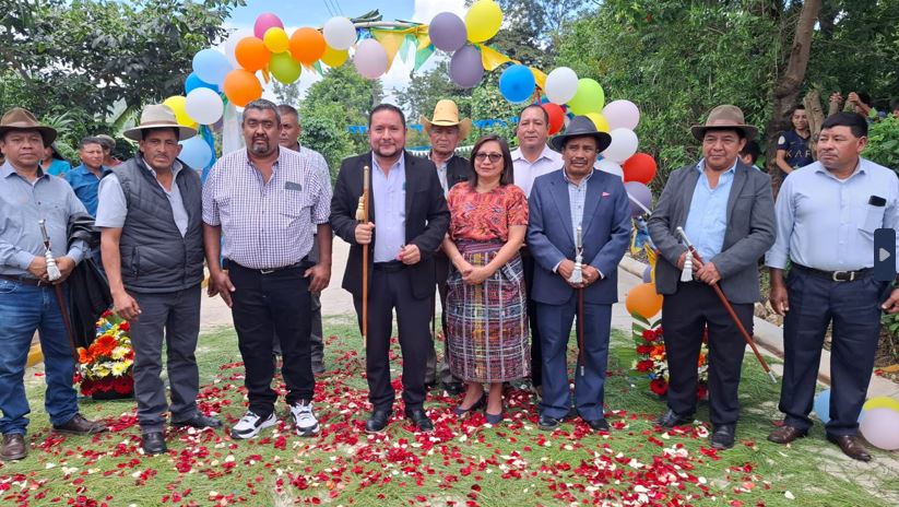 Vecinos de Santa Apolonia, Chimaltenango, reciben proyecto de pavimentación