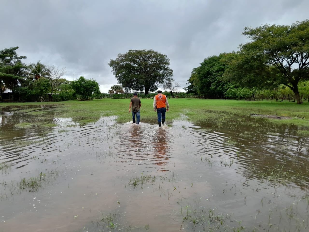 Conred monitorea nivel del Río Paz. / Foto: Conred.