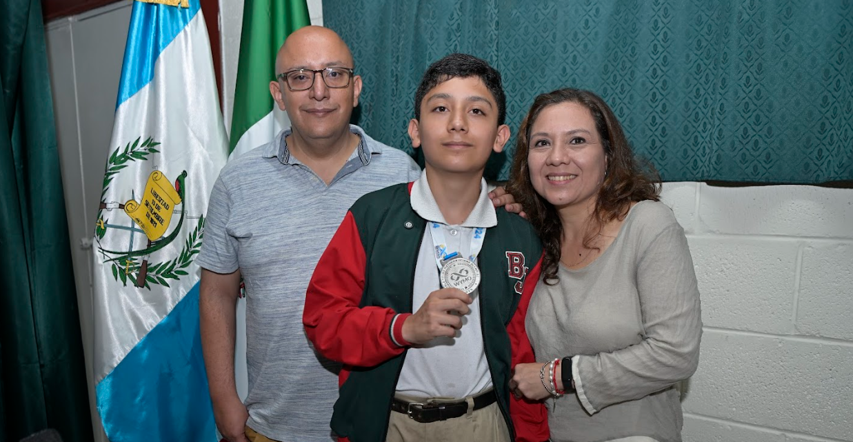 Javier y Luisa son un claro ejemplo de padres que han sabido encontrar el balance entre motivar a su hijo y permitirle disfrutar de sus logros. / Foto: Byron de la Cruz.