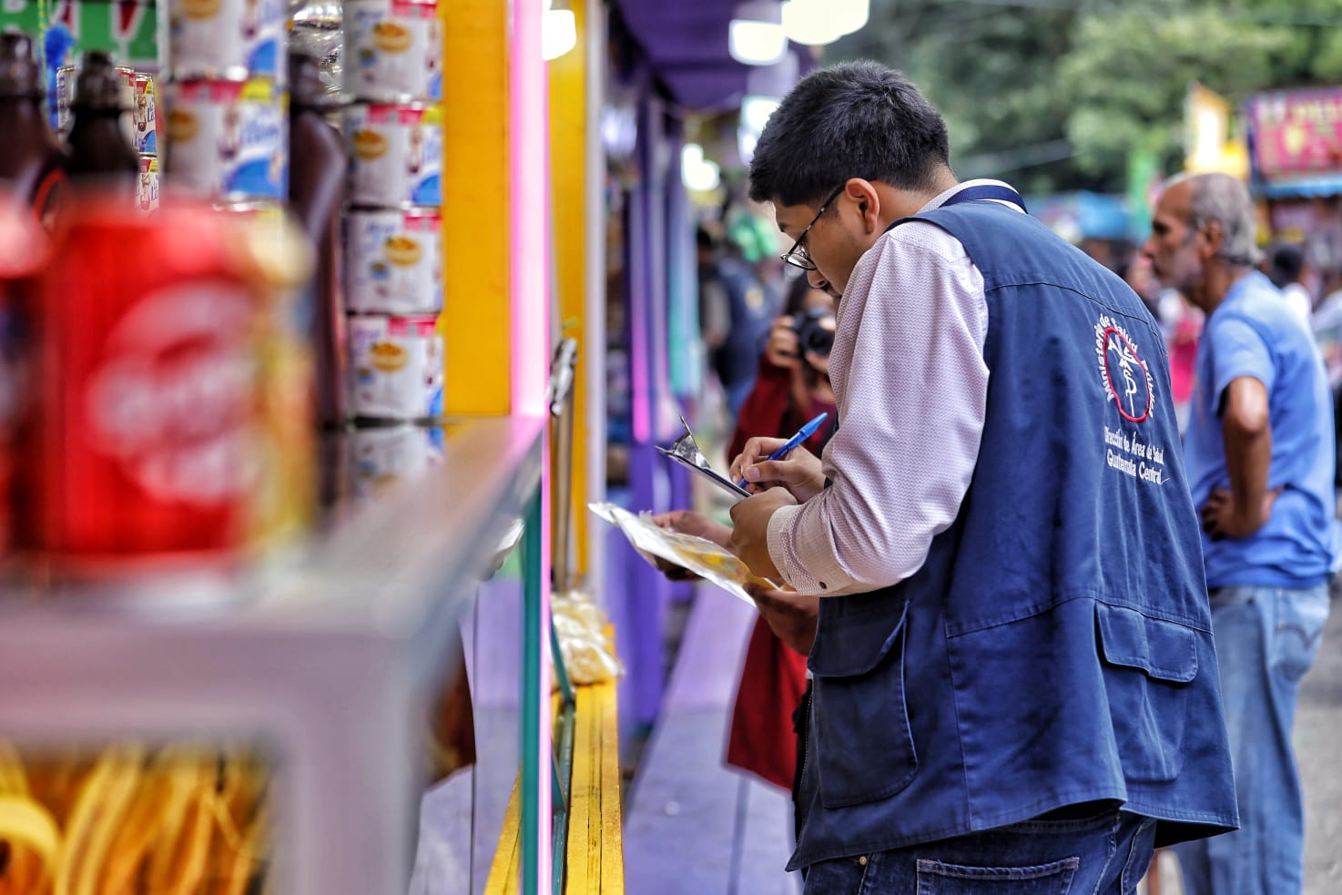Inspeccionan tarjetas de salud y de manipulación de alimentos en la Feria de Jocotenango. / Foto: MSPAS.