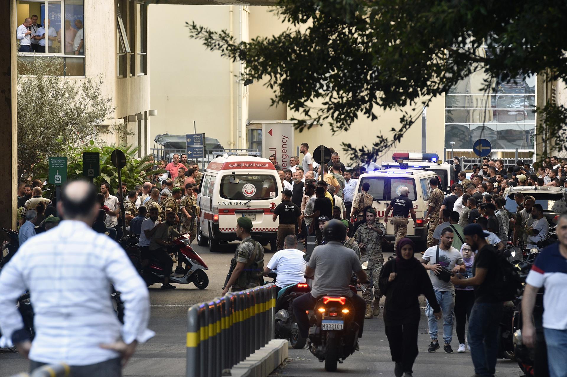 Beirut (Líbano), 17/09/2024.- Una ambulancia llega al Centro Médico de la Universidad Americana de Beirut (AUBMC) este martes. / Foto: EFE, Wael Hamzeh.