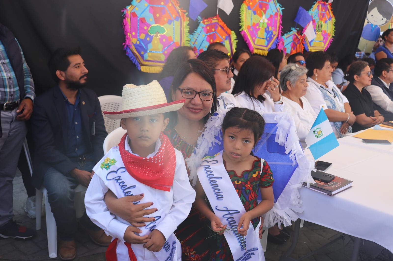 Fiestas patrias: Homenaje a la excelencia académica en Huehuetenango