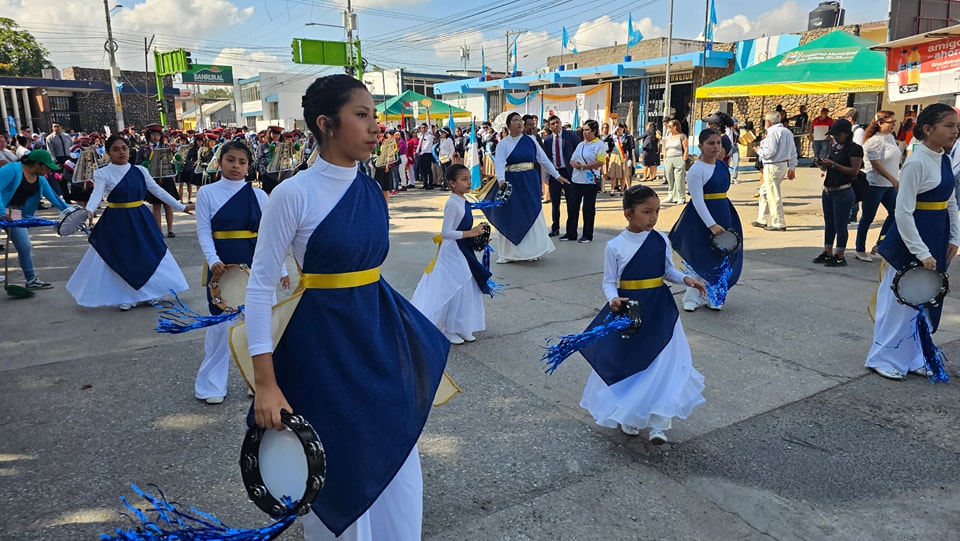 Más de mil niños participan en caminata cívica en Jalapa