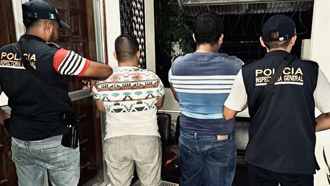 Investigadores de la Inspectoría General de la PNC a dos agentes de la subestación de Huité, Zacapa, por supuesta posesión de drogas.