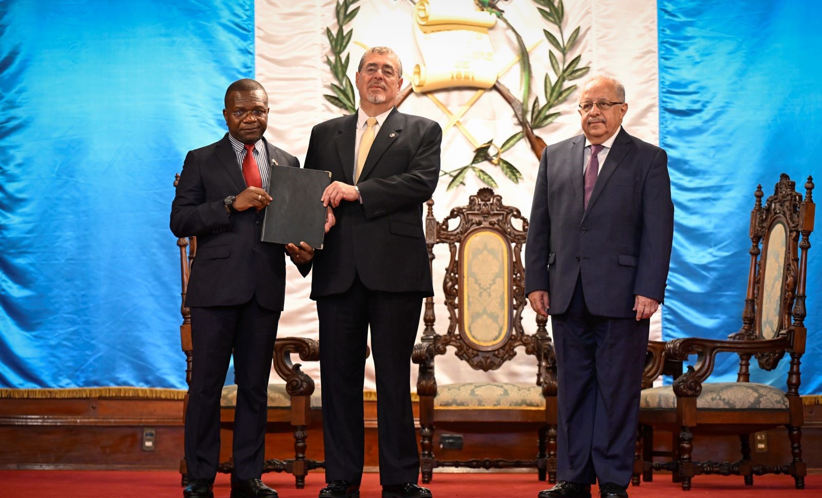 El presidente Bernardo Arévalo y el canciller Carlos Martínez reciben las cartas credenciales a uno de los embajadores. /Foto: Álvaro Interiano
